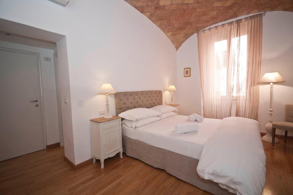 רומא La Finestra Sul Colosseo B&B 1 מראה חיצוני תמונה